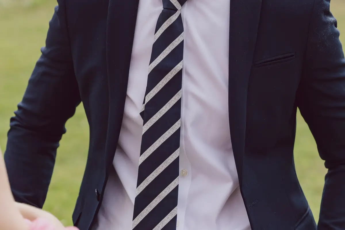 Księgowy analizujący dokumenty przy biurku z teksturą betonu